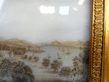 une photo d'un tableau représentant un paysage, dans un cadre doré