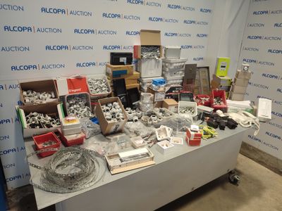 une table sur laquelle sont posés de nombreux objets hétéroclites
