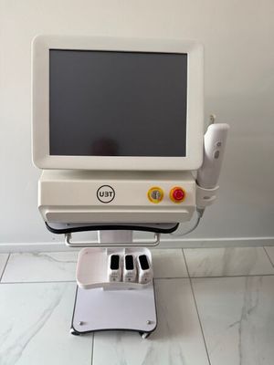 du matériel médical posé sur un support, sur un sol carrelé