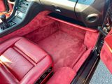 tableau de bord d'une voiture équipée de sièges en cuir rouge et d'une moquette rouge