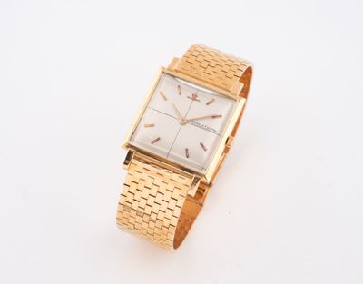 l'image d'une montre en or sur une surface blanche