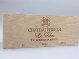 boîte en bois portant une étiquette du Château Perron La Tour