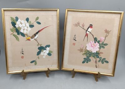 deux tableaux représentant des oiseaux et des fleurs, exposés dans un cadre doré