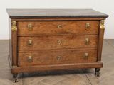 une petite commode avec un plateau en marbre