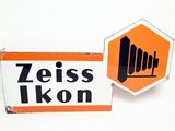 deux panneaux de signalisation indiquant « Zeiss IKN » et un panneau « Stop »