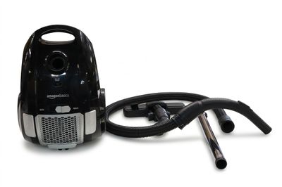 une image représentant un aspirateur et un tuyau sur fond blanc
