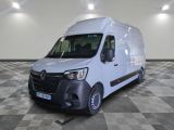 la photo d'une camionnette blanche sur un sol en damier