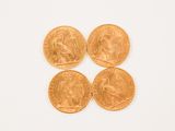 quatre souverains d'or posés sur une surface blanche, sur fond blanc