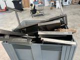 un tas d'ordures au milieu d'une pièce