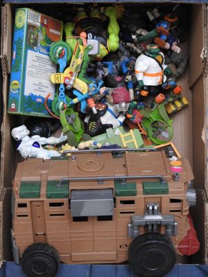 une boîte en carton remplie de jouets et d'autres objets