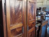 deux portes en bois ouvertes dans une pièce