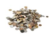 une pile de pièces de monnaie sur une surface blanche