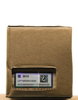 une boîte marron sur laquelle figure un code QR