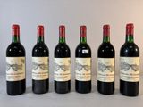 six bouteilles de vin rouge sont alignées sur une table