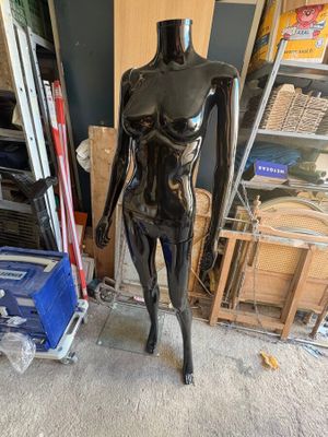 un mannequin noir au milieu d'une pièce