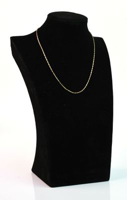 gros plan d'un collier sur un mannequin sur fond blanc