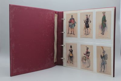 un livre rouge avec des images de soldats dessus