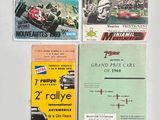 Plusieurs anciennes brochures de voitures de course sont exposées sur un fond blanc