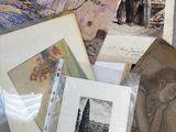 beaucoup de vieilles photos et de cartes postales posées sur une table