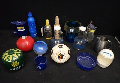 de nombreux objets différents posés sur une table