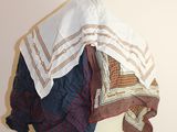 un mannequin blanc vêtu de nombreux vêtements
