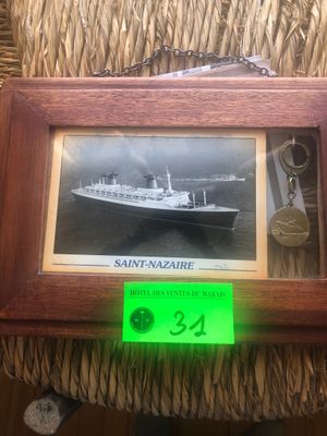 une photo d'une photo représentant un bateau, dans un cadre