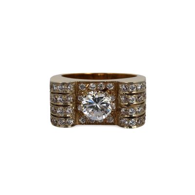 une bague en or et diamants, dont la pierre centrale est entourée de diamants plus petits
