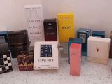 une grande variété de parfums sur le comptoir