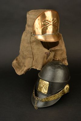 un casque orné d'un crâne et d'os croisés
