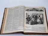 un livre ouvert sur lequel figure la photo d'un groupe de personnes