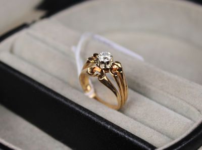 une bague en or avec un diamant dans une boîte
