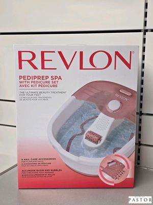 La boîte du spa pour les pieds Revlon est posée sur le comptoir.