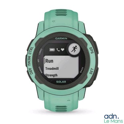 La montre GPS Garmin s'affiche sur un fond blanc.