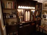 un lit et une bibliothèque dans une petite pièce