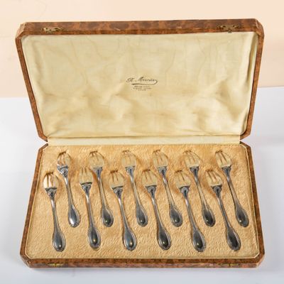 six silverware spoons in a wooden case with a gold lining