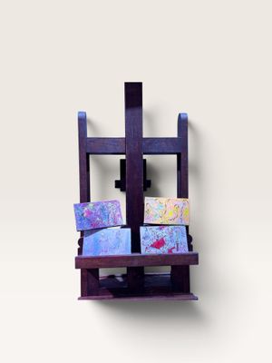 une chaise en bois sur laquelle est peinte une image accrochée au mur