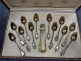 un lot de cuillères et de cuillères à soupe dans une boîte
