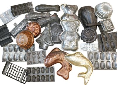 Mannette comprenant divers MOULES à madeleines, chocolats, k… - Photo 1