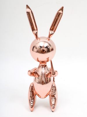 le lapin est assis sur ses pattes arrière, les pattes croisées