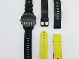 une montre noire et jaune posée à côté d'un bracelet de montre jaune