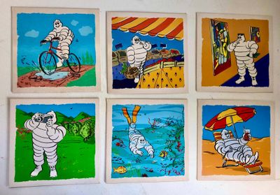 Quatre images différentes de personnages de dessins animés sont accrochées au mur