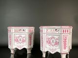 deux vases roses et blancs posés sur une table noire