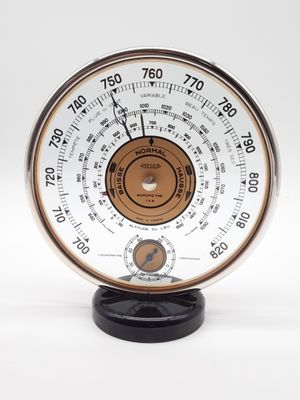 un gros plan d'une horloge sur fond blanc