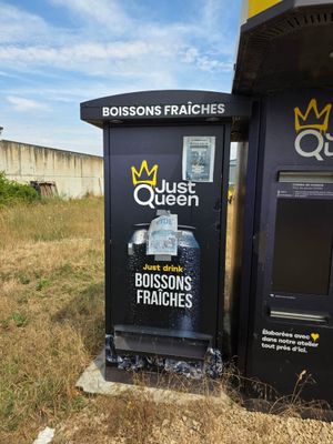 une boîte aux lettres sur laquelle figurent l'image d'une reine et d'une couronne