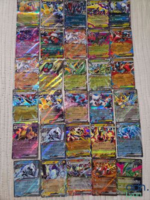une pile de cartes pokemon posée sur une table