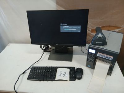 un clavier, une souris et un écran posés sur une table