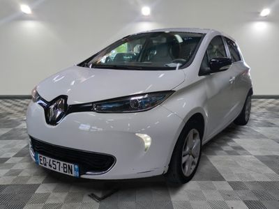 une photo d'une voiture blanche dans un showroom