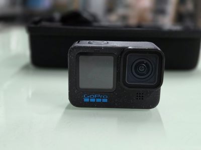 une caméra GoPro posée sur une table devant un clavier