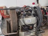 une photo d'un établi encombré sur lequel sont posés des outils