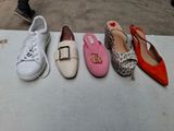 quatre paires de chaussures pour femmes sont alignées les unes à côté des autres